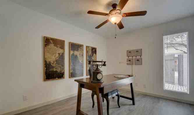 813 W Lynn St #317 - Photo 5 of 23