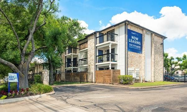 5206 N Lamar Blvd #811