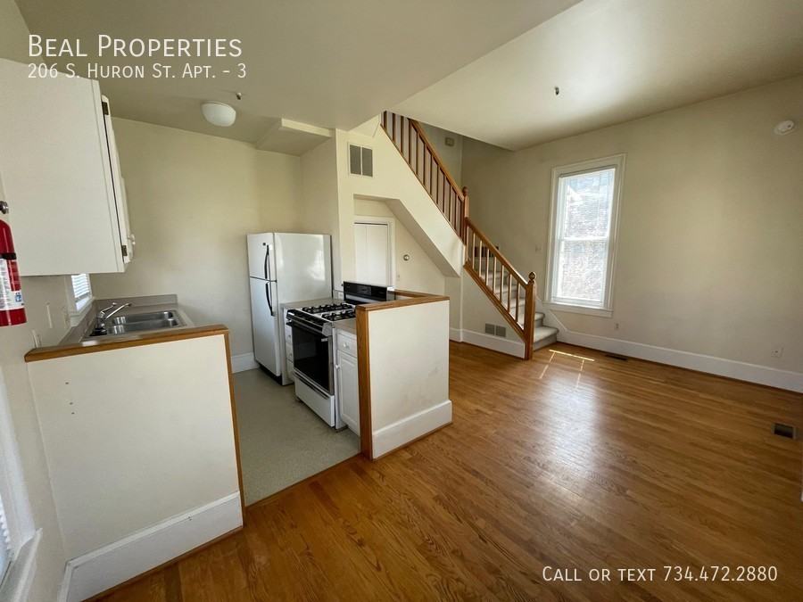 206 S Huron St #3 - Photo 4 of 11