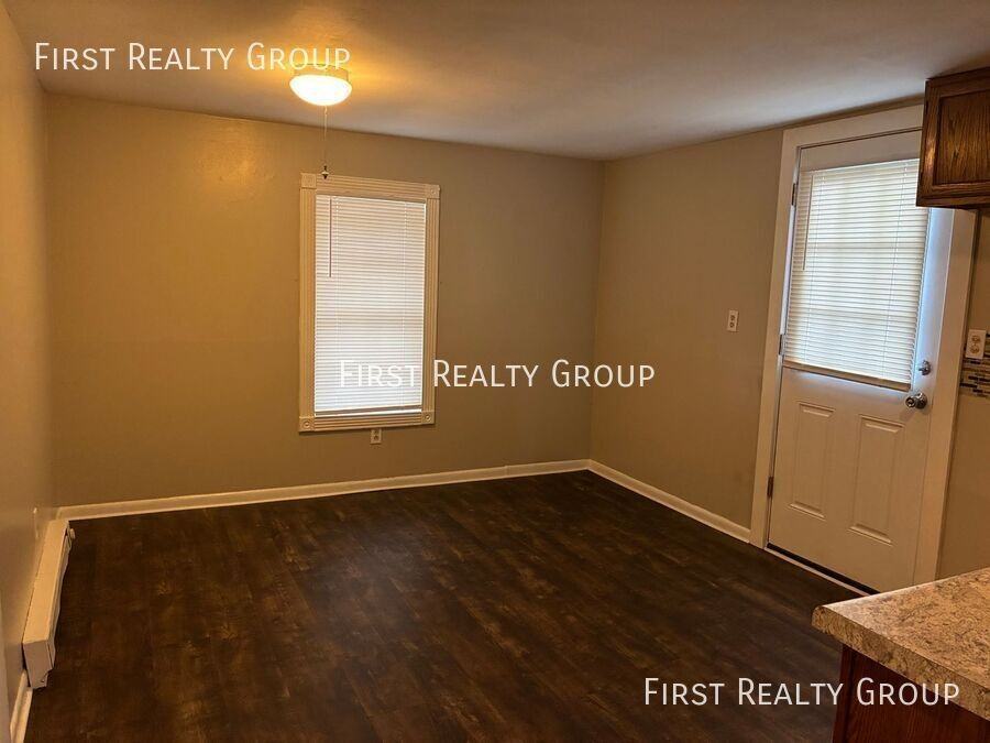 140 E Market St #B - Photo 3 of 7