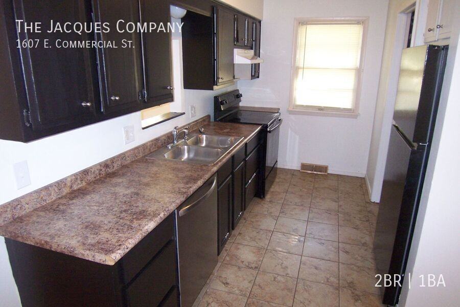 1607 E Commercial St - Photo 6 of 9