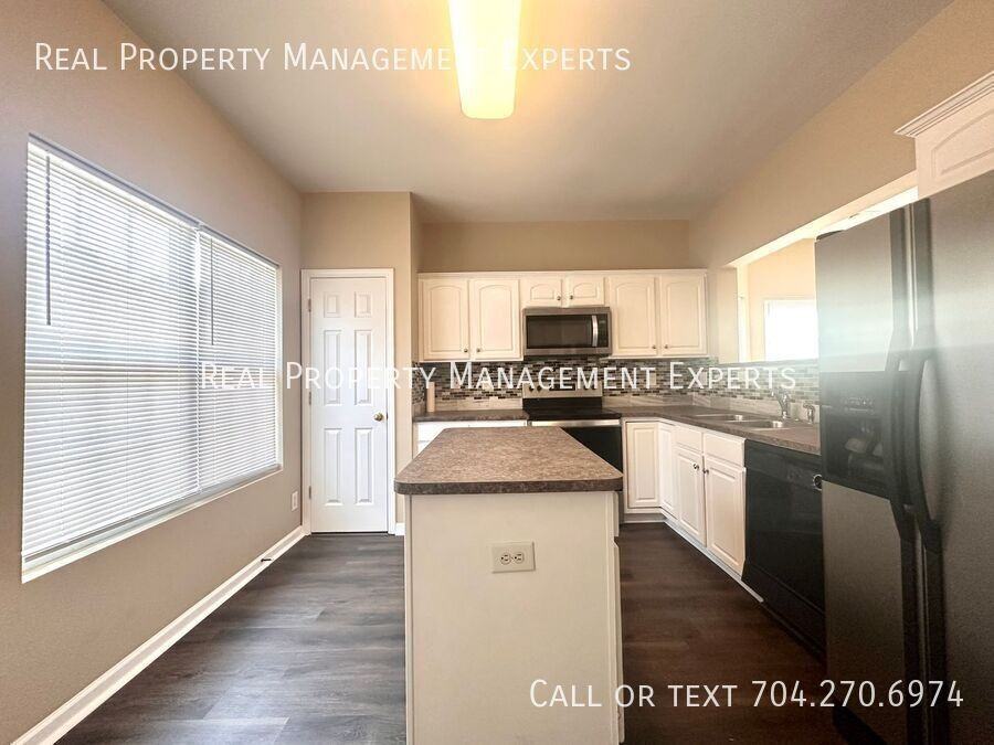 10076 Treeside Ln - Photo 4 of 24