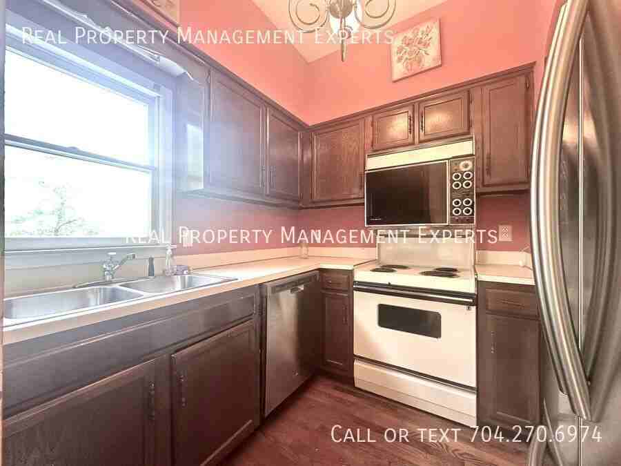 310 W 10th St - Photo 3 of 28