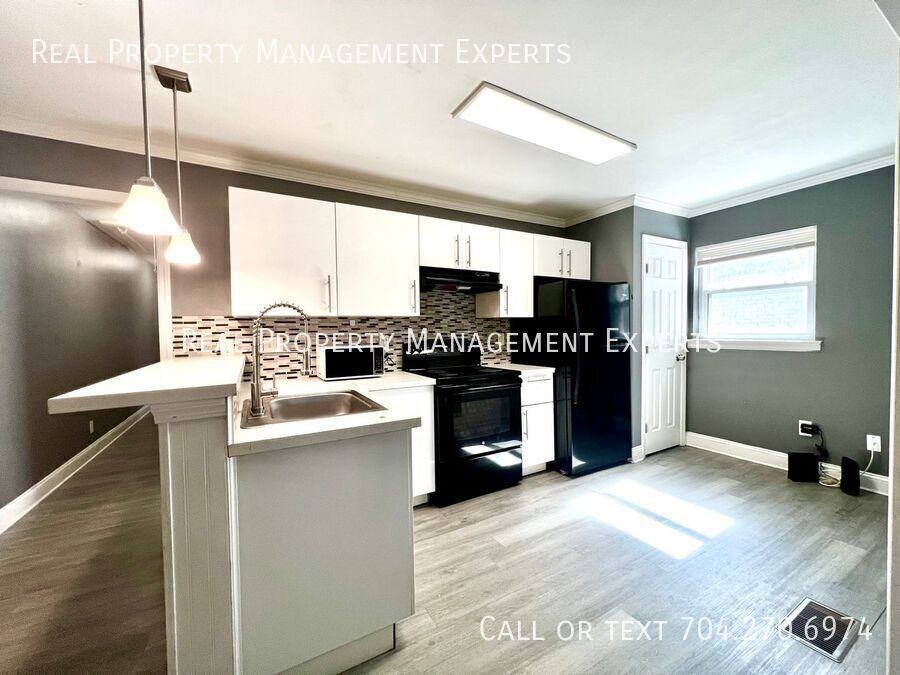 2501 Eastway Dr - Photo 3 of 12