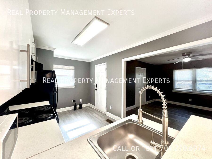 2501 Eastway Dr - Photo 4 of 12