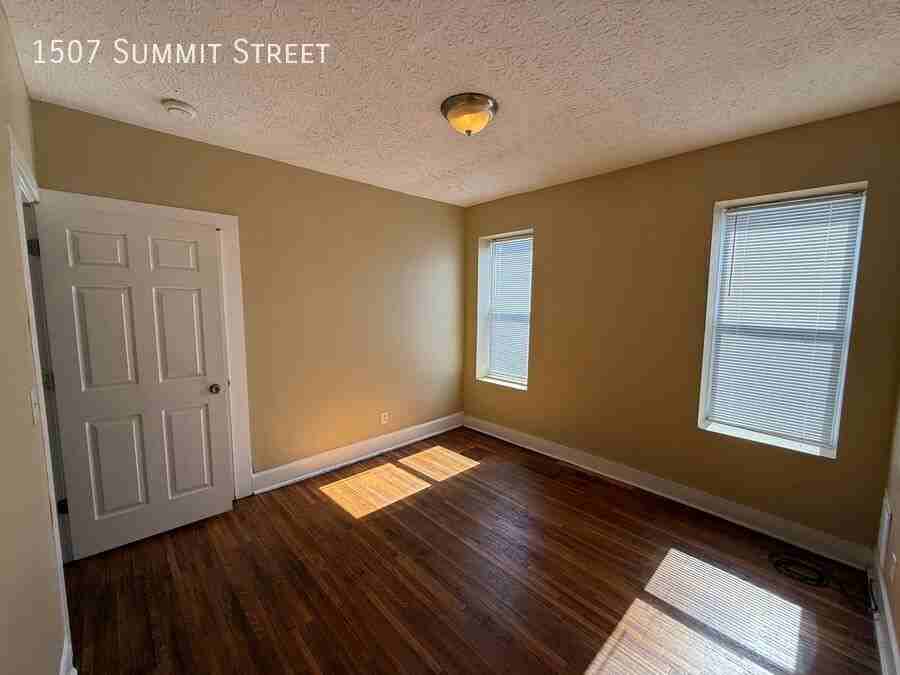1507 Summit St - Photo 7 of 25
