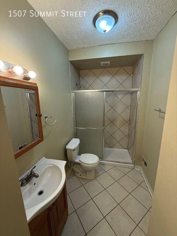 1507 Summit St - Photo 7 of 14