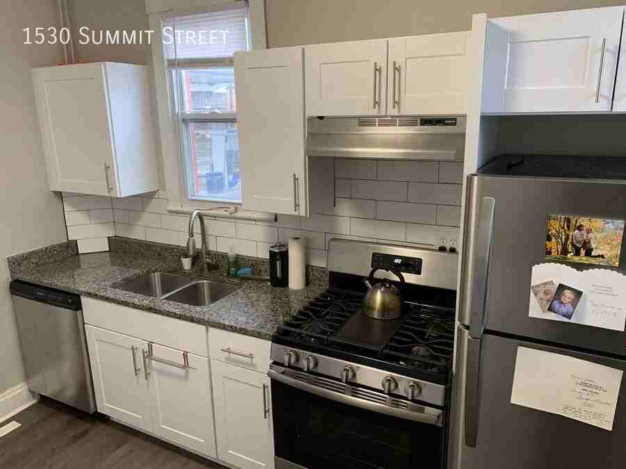 1530 Summit St - Photo 5 of 24