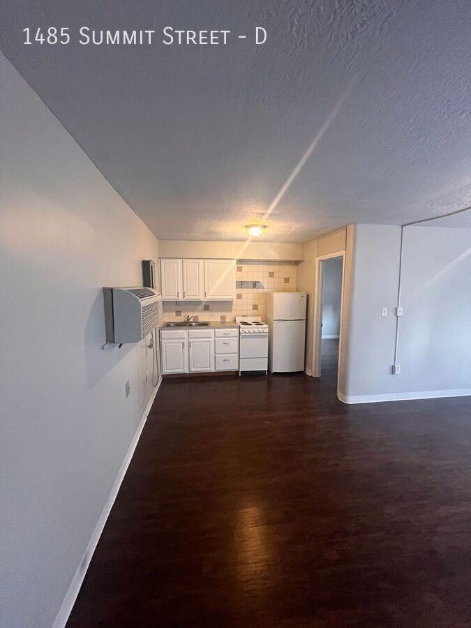 1485 Summit St #D - Photo 6 of 14