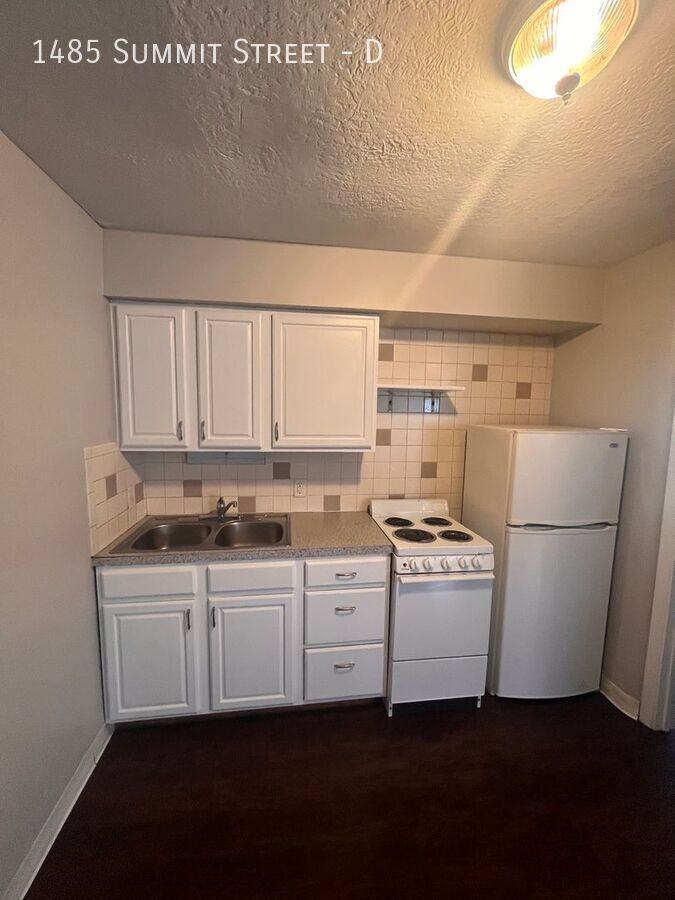 1485 Summit St #D - Photo 7 of 14