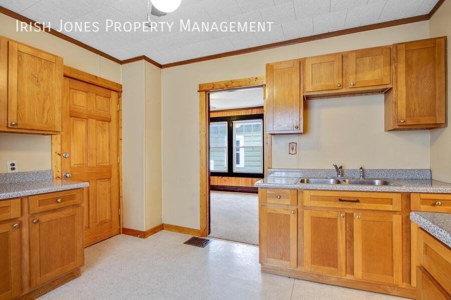 58 Royal Ave - Photo 4 of 17