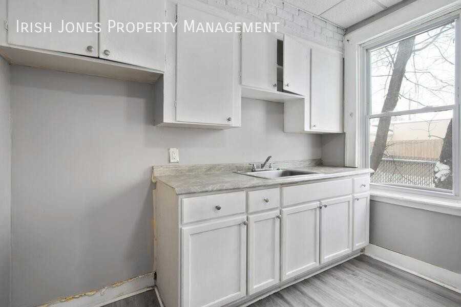 476 Niagara St #2 - Photo 2 of 11