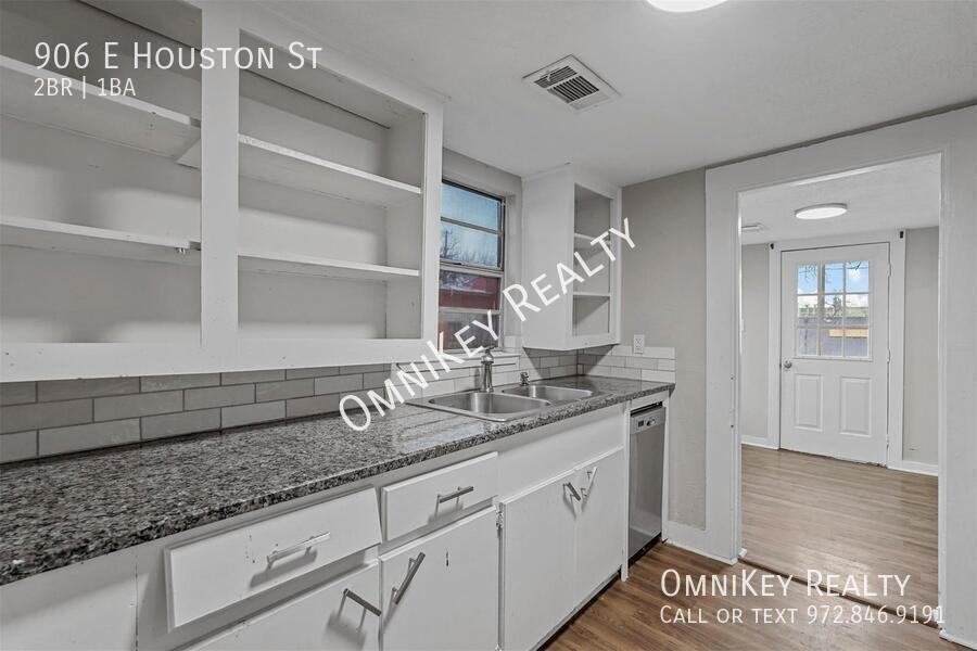 906 E Houston St - Photo 2 of 19