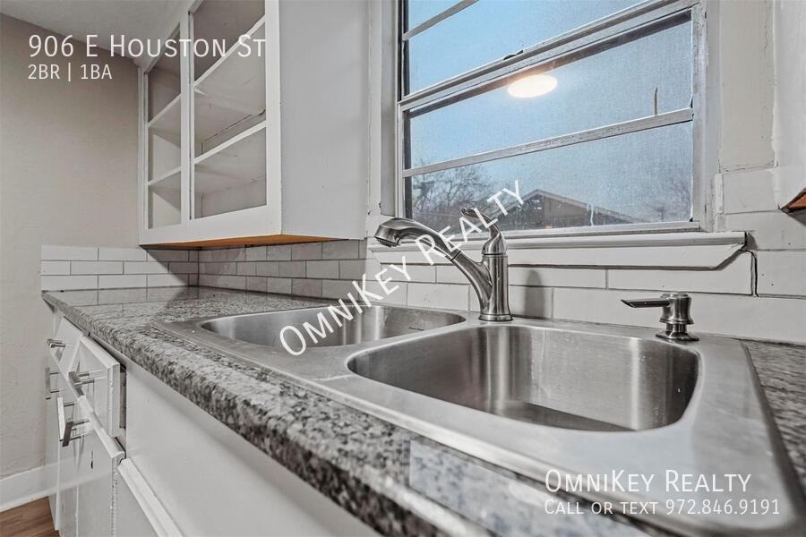 906 E Houston St - Photo 3 of 19