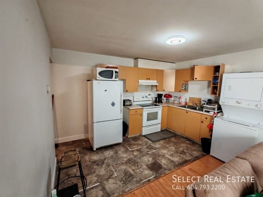 7965 155a St #B - Photo 3 of 7
