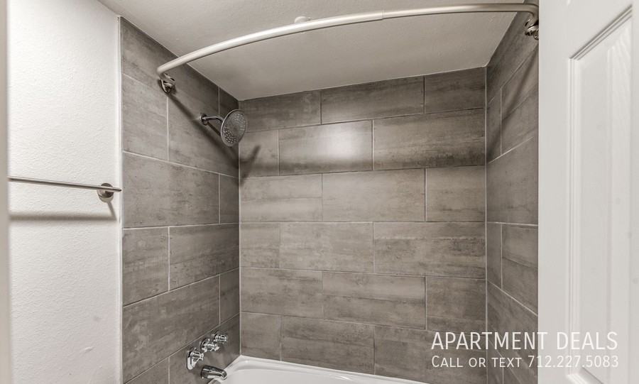 10940 Meadowglen Ln #516 - Photo 6 of 11