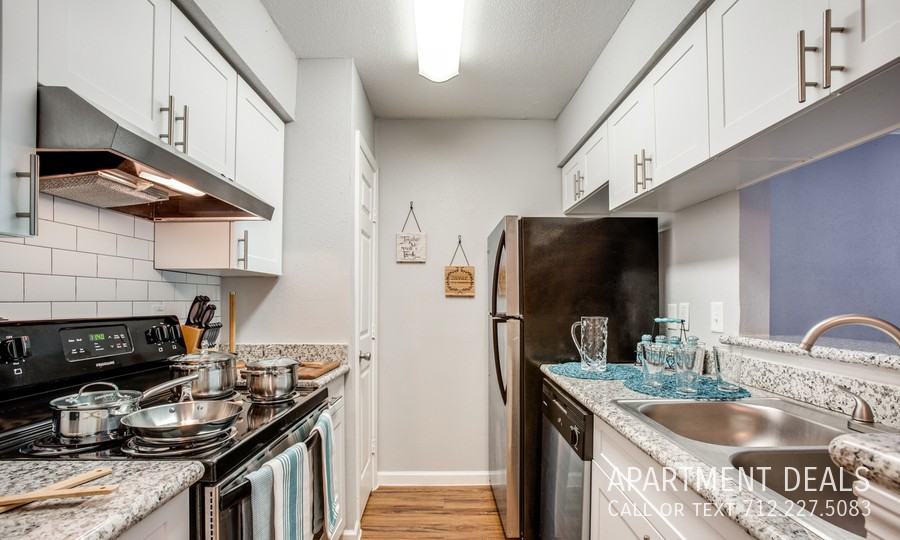 857 Threadneedle St #922