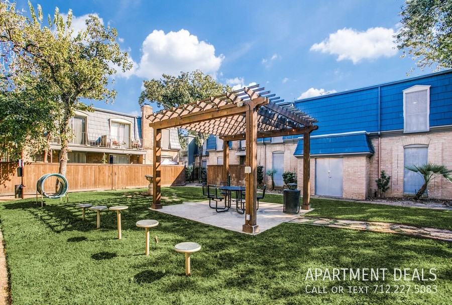 Beverlyhill St #1109 - Photo 6 of 31