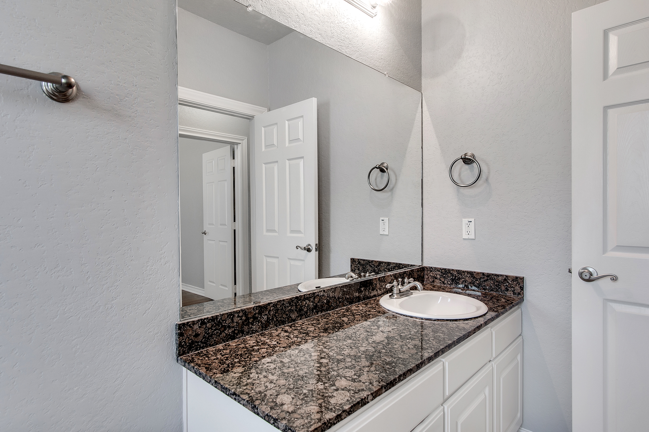 The Sasha at University - Photo 7 of 15