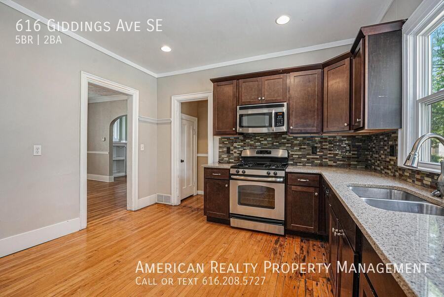 616 Giddings Ave Se - Photo 2 of 18