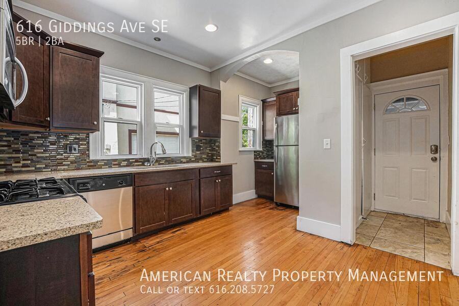 616 Giddings Ave Se - Photo 4 of 18