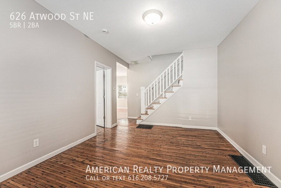 626 Atwood St Ne - Photo 4 of 18