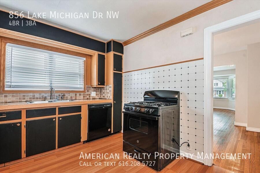 856 Lake Michigan Dr Nw - Photo 5 of 21
