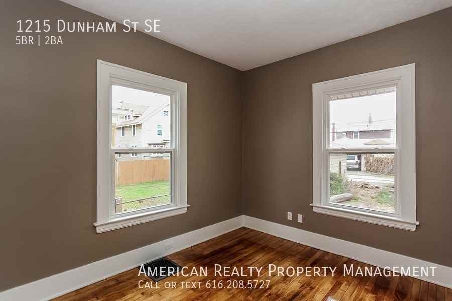 1215 Dunham St Se - Photo 7 of 18