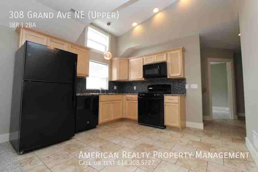 308 Grand Ave Ne - Photo 2 of 12