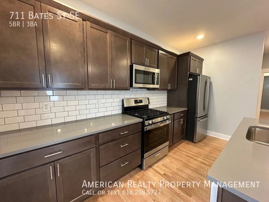 711 Bates St Se - Photo 3 of 19