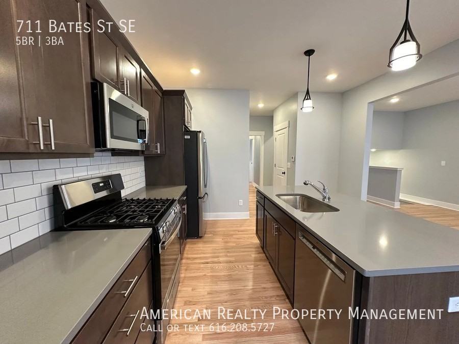 711 Bates St Se - Photo 4 of 19
