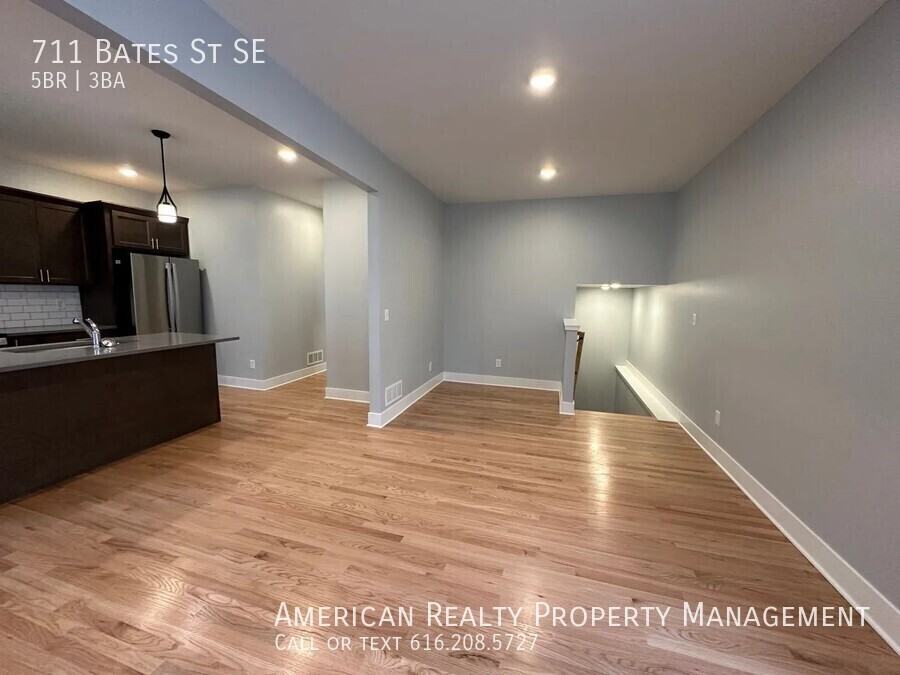 711 Bates St Se - Photo 5 of 19