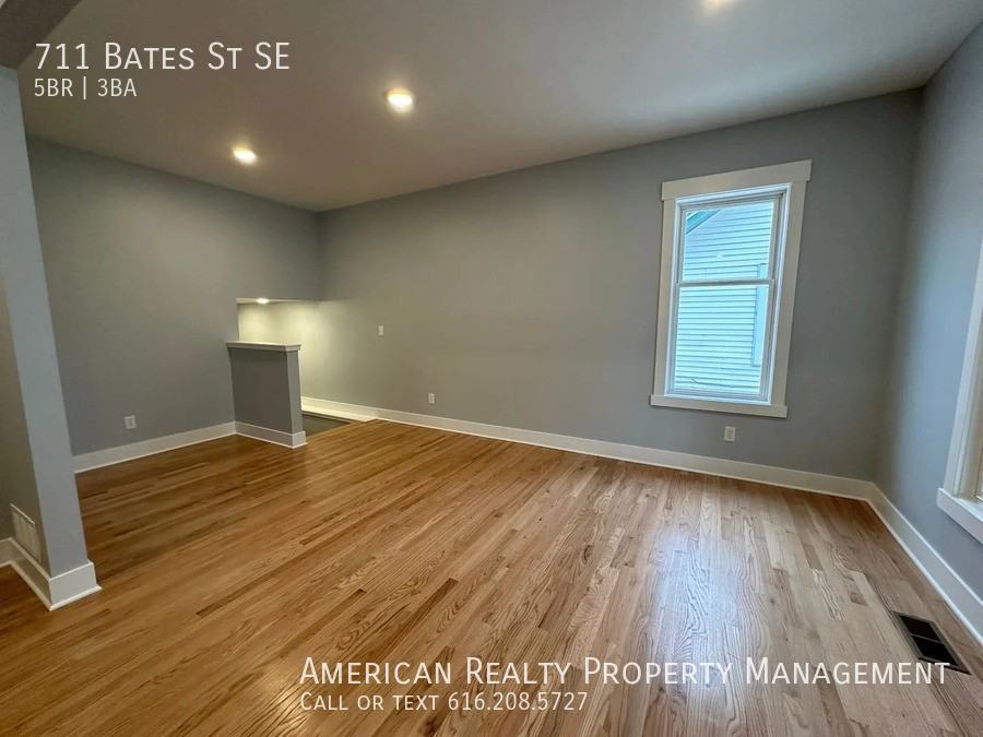 711 Bates St Se - Photo 6 of 19