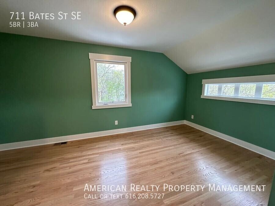 711 Bates St Se - Photo 7 of 19