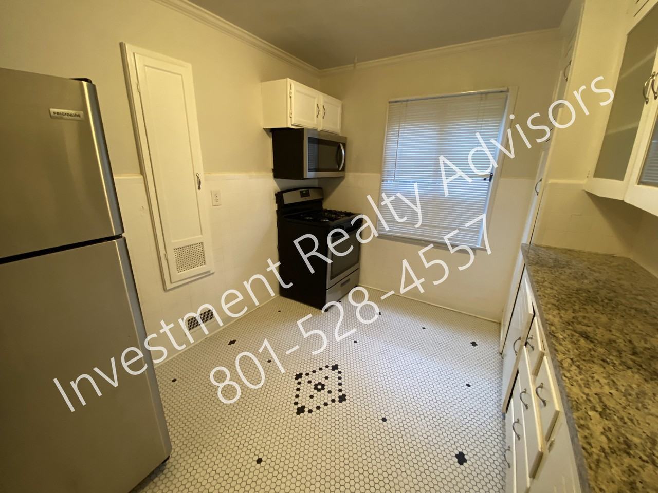 225 N Spencer Ct - Photo 4 of 13