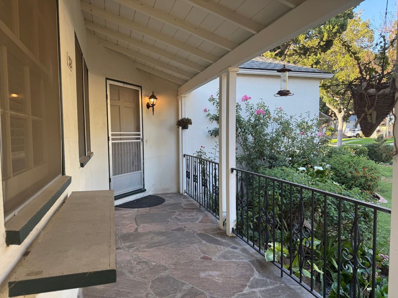 321 N Griffith Park Dr - Photo 2 of 19