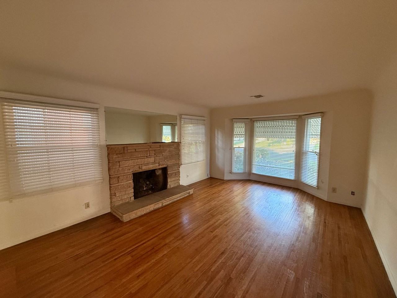 321 N Griffith Park Dr - Photo 3 of 19