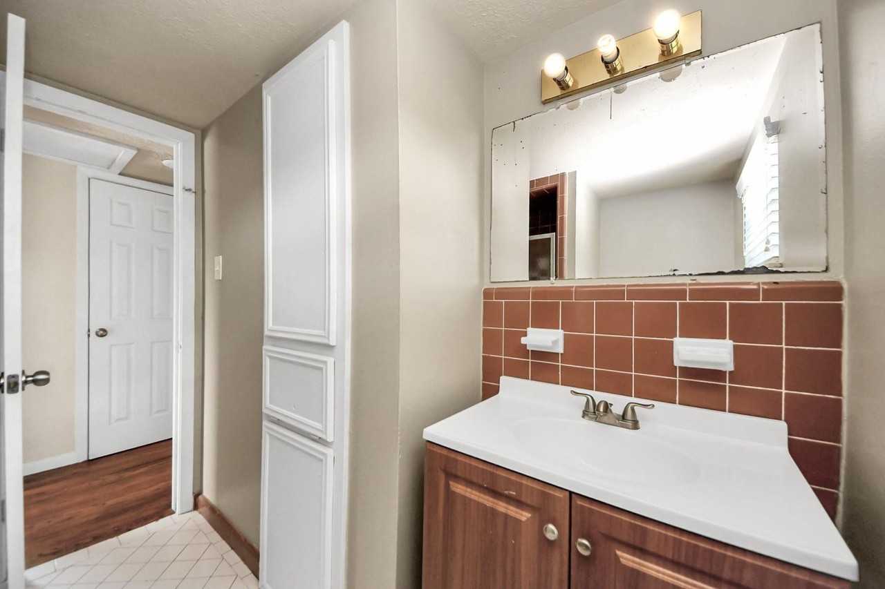 2513 Leslie St - Photo 3 of 36