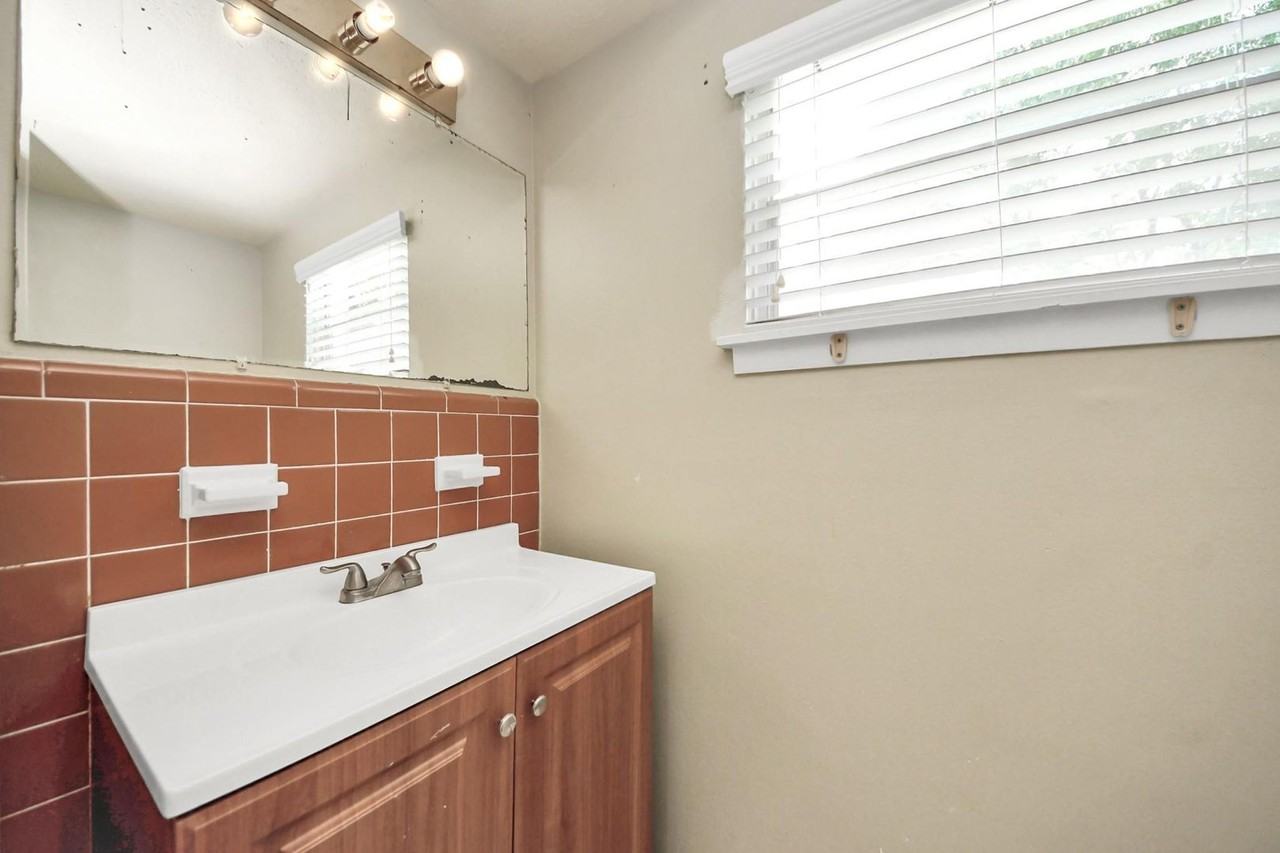 2513 Leslie St - Photo 4 of 36