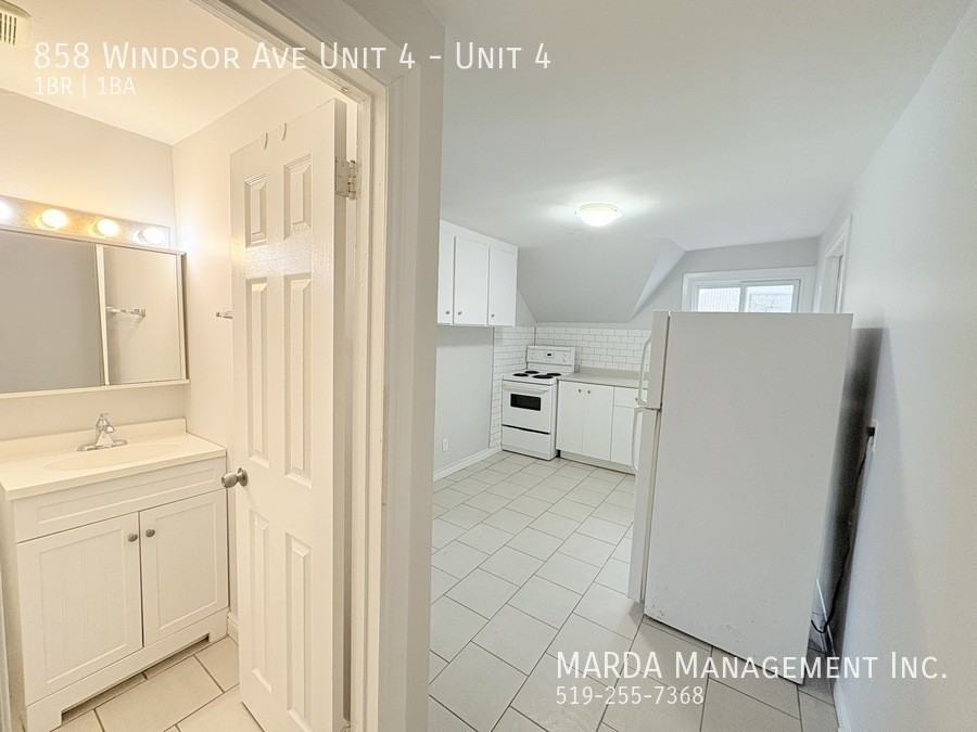 858 Windsor Ave Unit 4 #4 - Photo 4 of 22