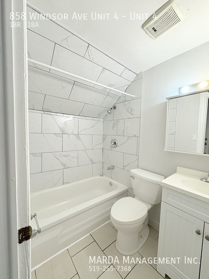 858 Windsor Ave Unit 4 #4 - Photo 5 of 22