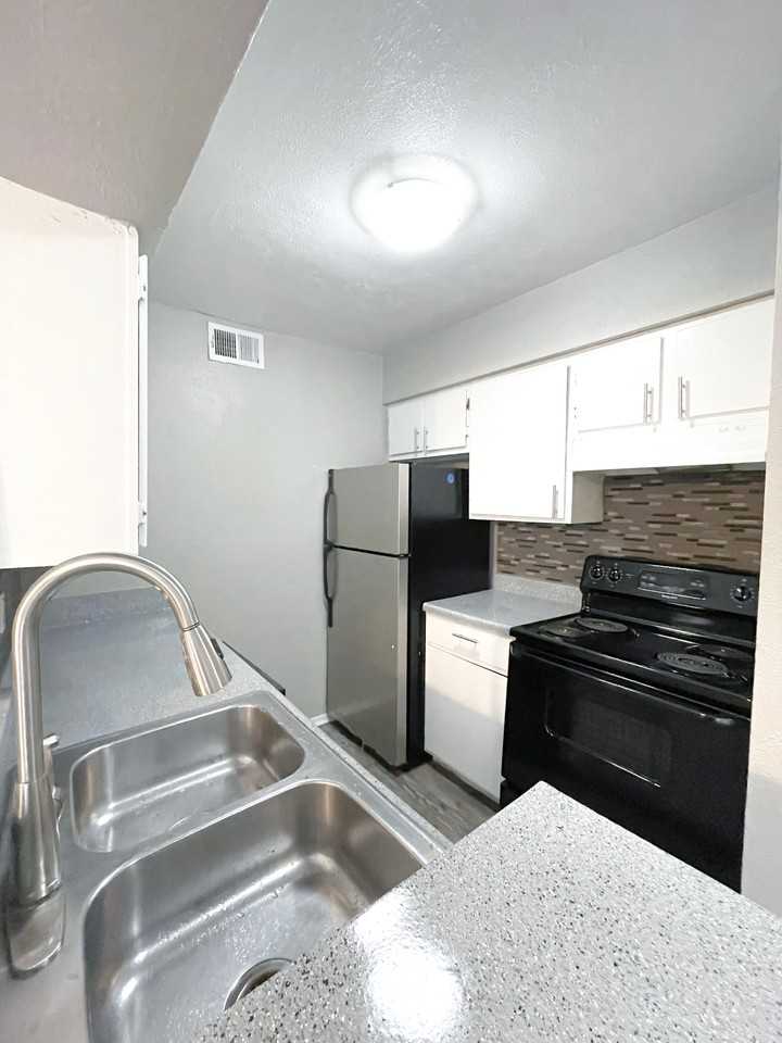 2717 W Jefferson Blvd #210 - Photo 2 of 10