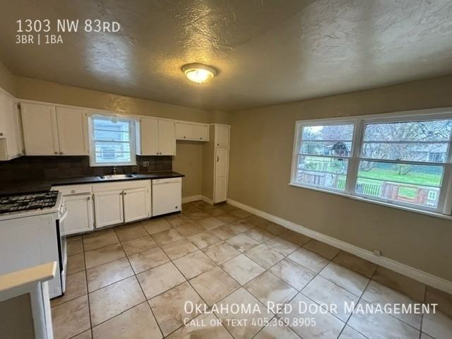 1303 Nw 83rd St - Photo 3 of 18