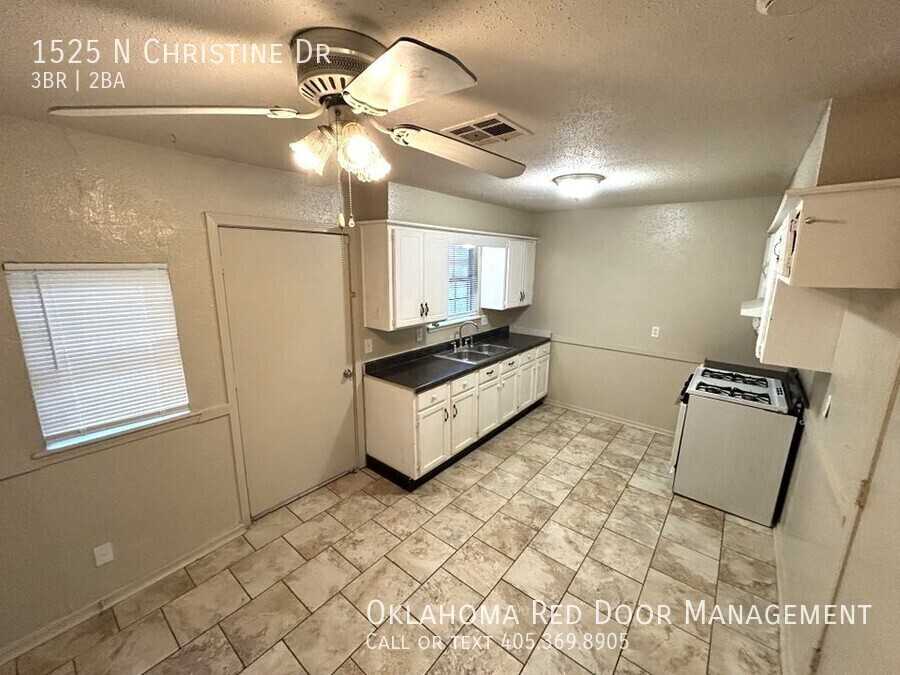 1525 N Christine Dr - Photo 3 of 21