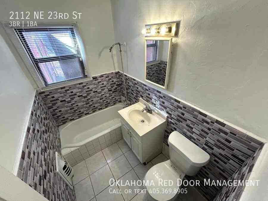 2112 Ne 23rd St - Photo 6 of 22