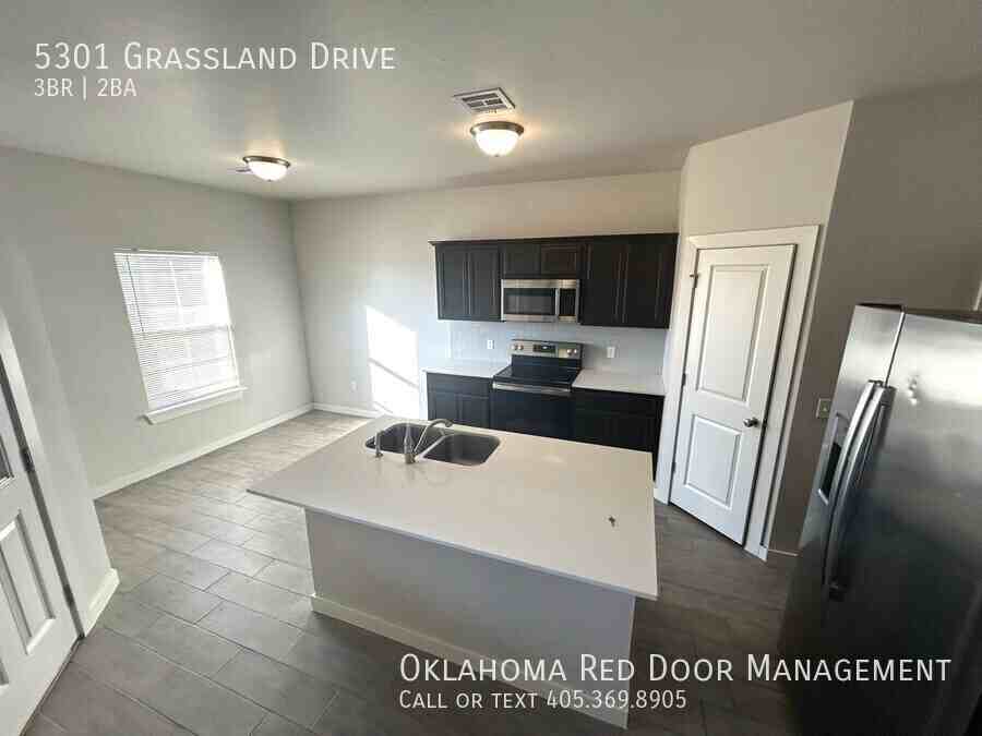 5301 Grassland Dr - Photo 3 of 28