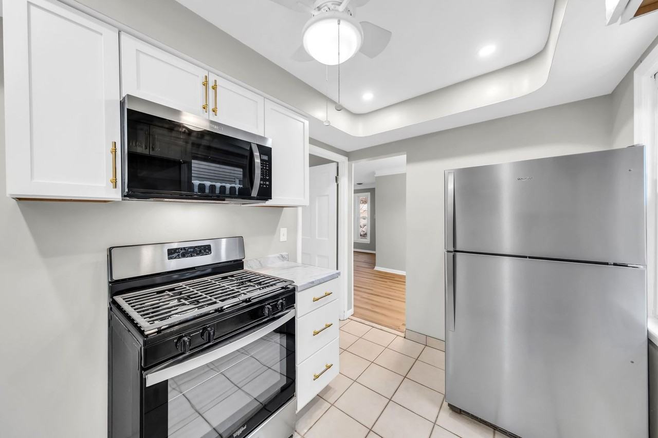 1386 Eastwood Ave - Photo 4 of 30