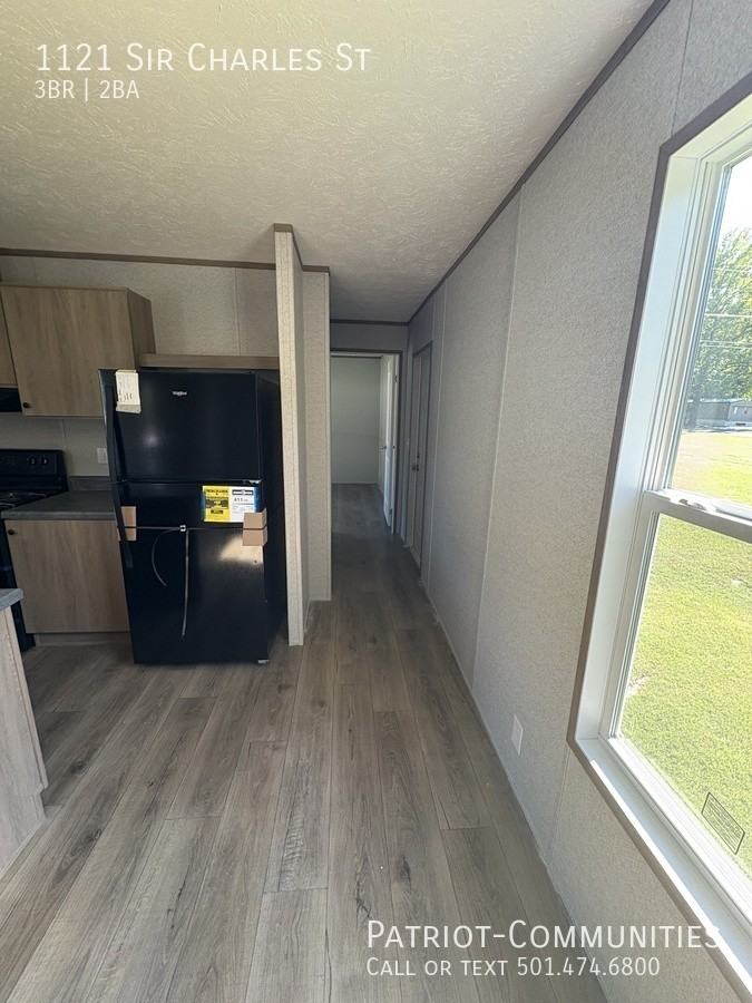 1121 Sir Charles St - Photo 5 of 14