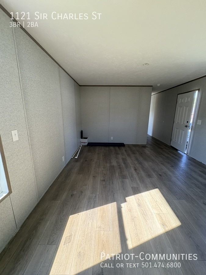 1121 Sir Charles St - Photo 6 of 14