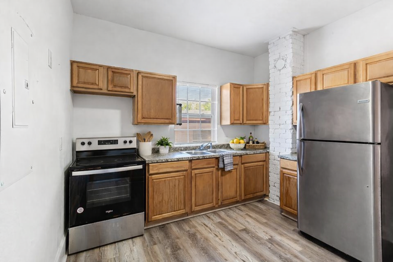 336 W 18th St - Photo 4 of 10